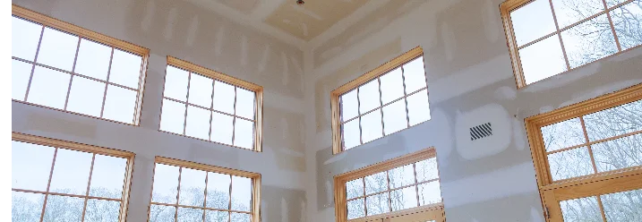 Rohbau eines Raumes mit vielen Fenstern